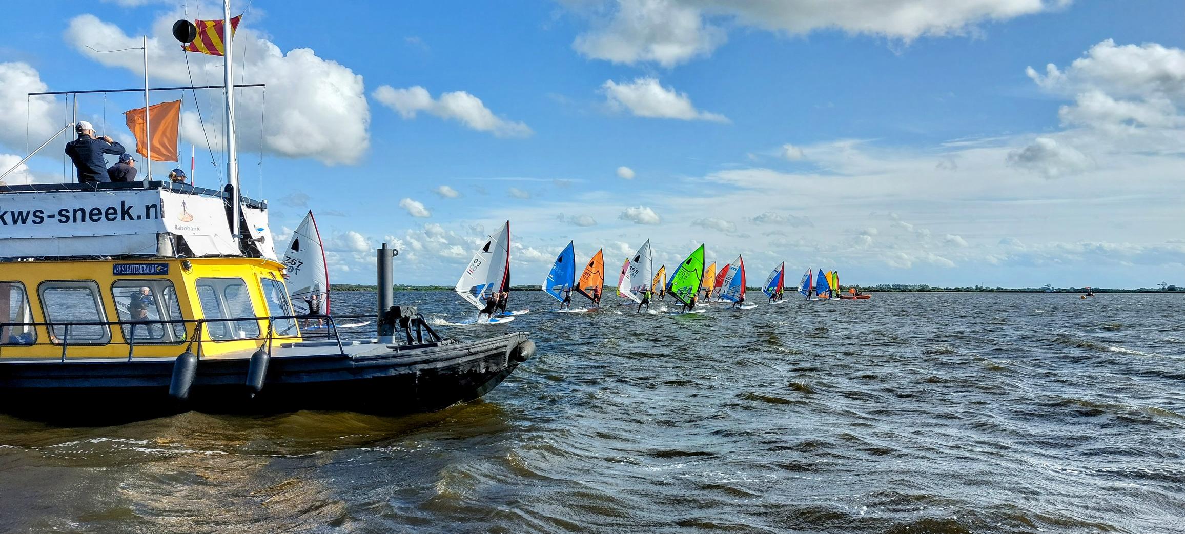 Stephan van den Berg (61) heeft nog veel plezier in het windsurfen