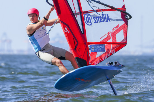 Windfoiler Luuc van Opzeeland start WK met overwinning