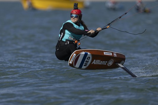 Annelous Lammerts pakt zilver op EK olympisch kitefoilen