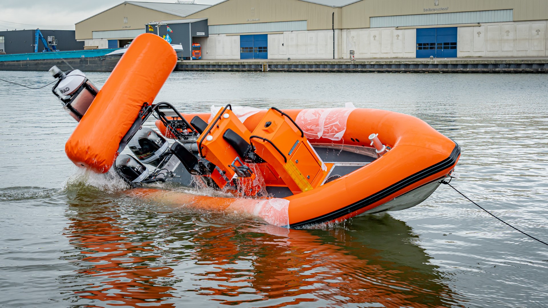 Kantelproef nieuwe KNRM-reddingbootklasse Chaterina D 