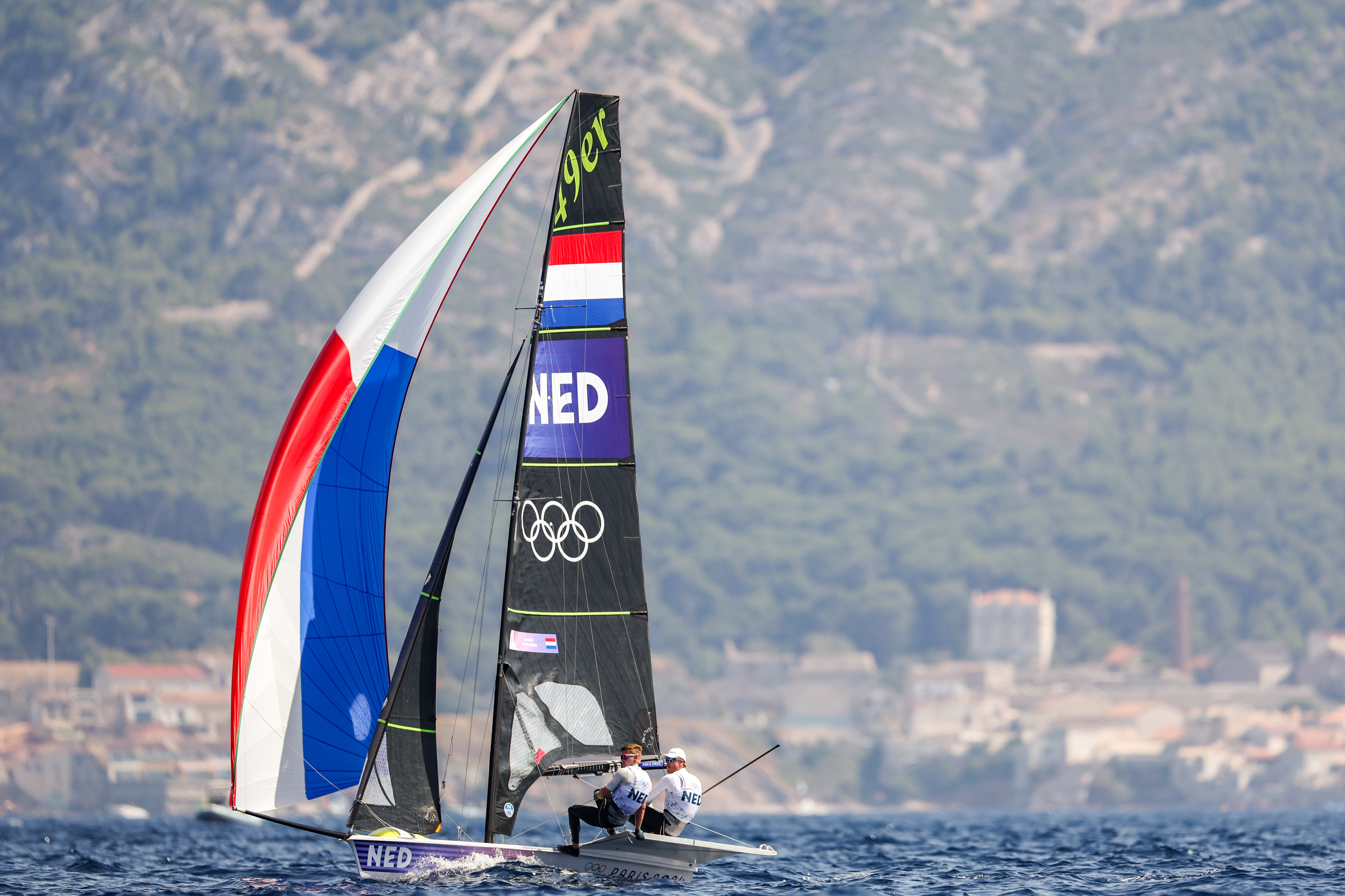 Skiffzeilers Van Aanholt en Duetz aan de leiding 