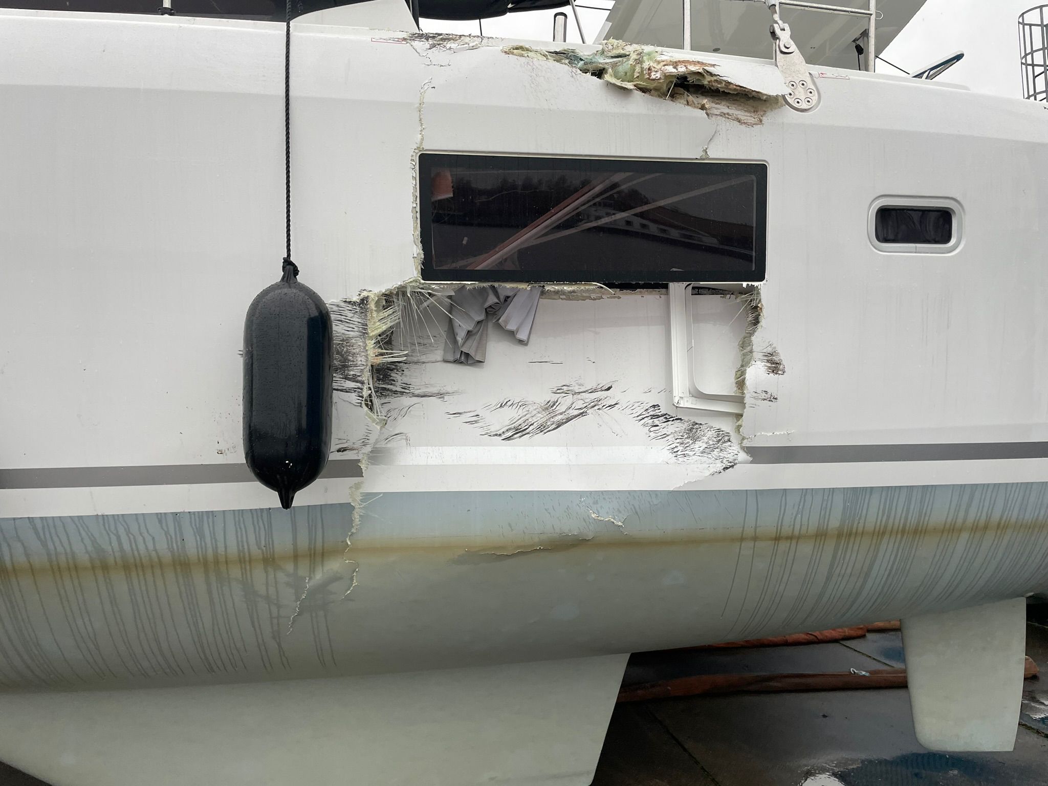 Catamaran vlak voor wereldreis total loss door aanvaring