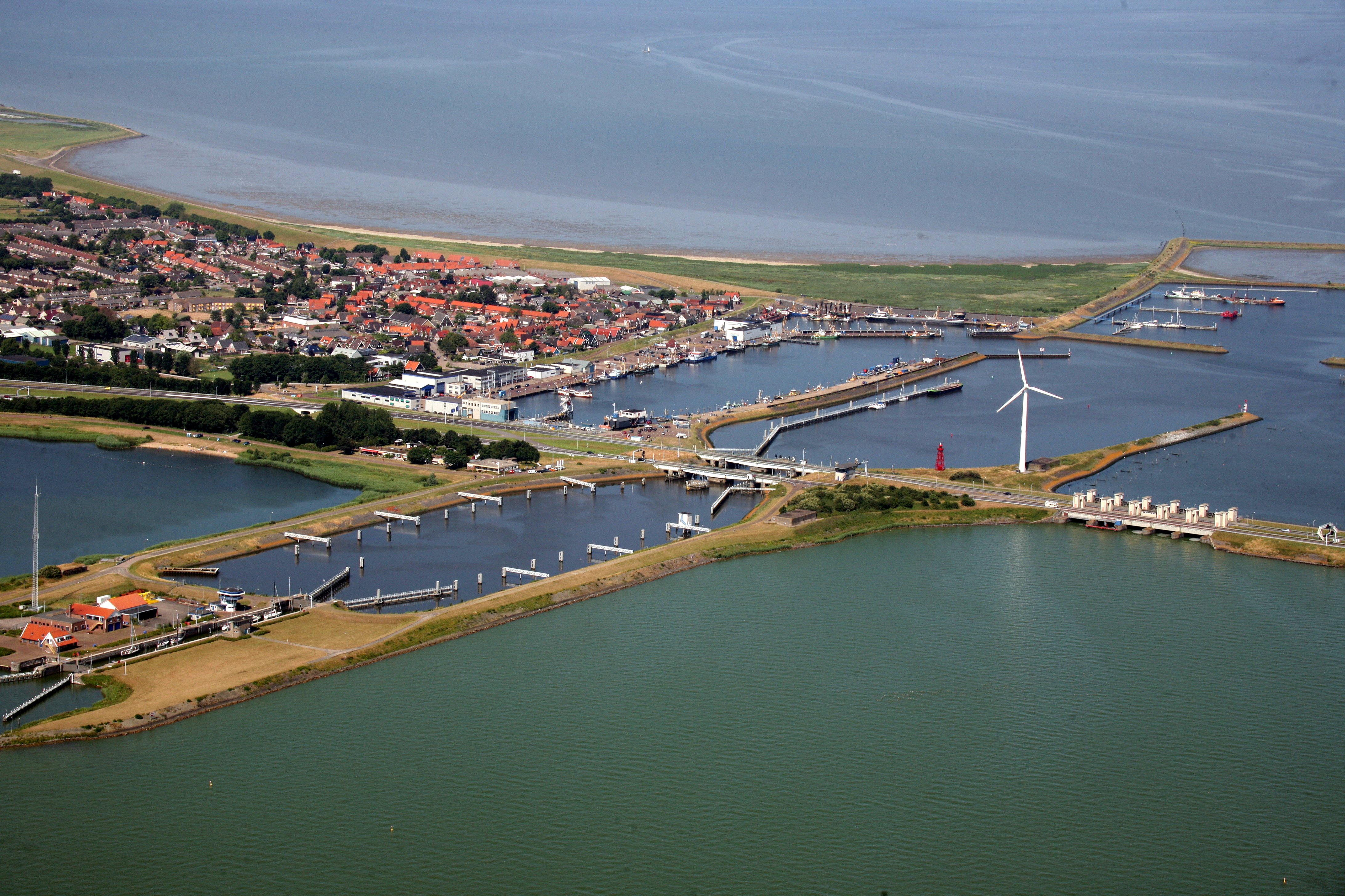 Groot onderhoud aan bruggen in de Afsluitdijk