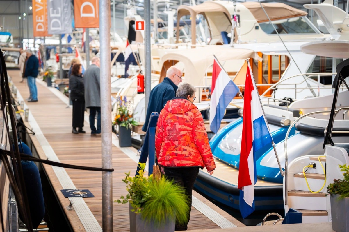 Motorboot Sneek probeert Boot Holland exposanten en bezoekers aan boord te halen