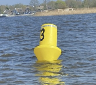 Nieuwe boeien Loosdrecht geel, duurzaam en veiliger