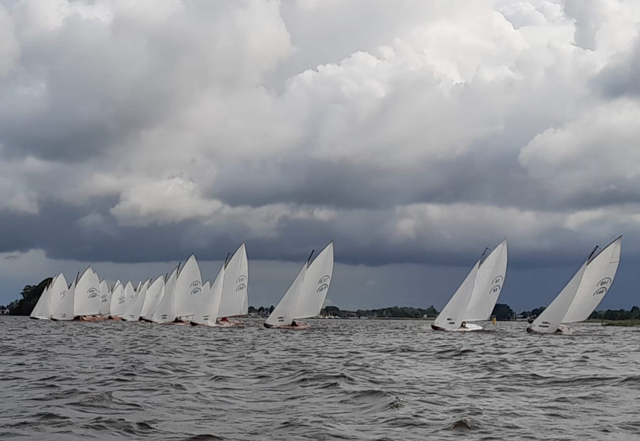 Regenbogen oogsten storm op Loosdrecht