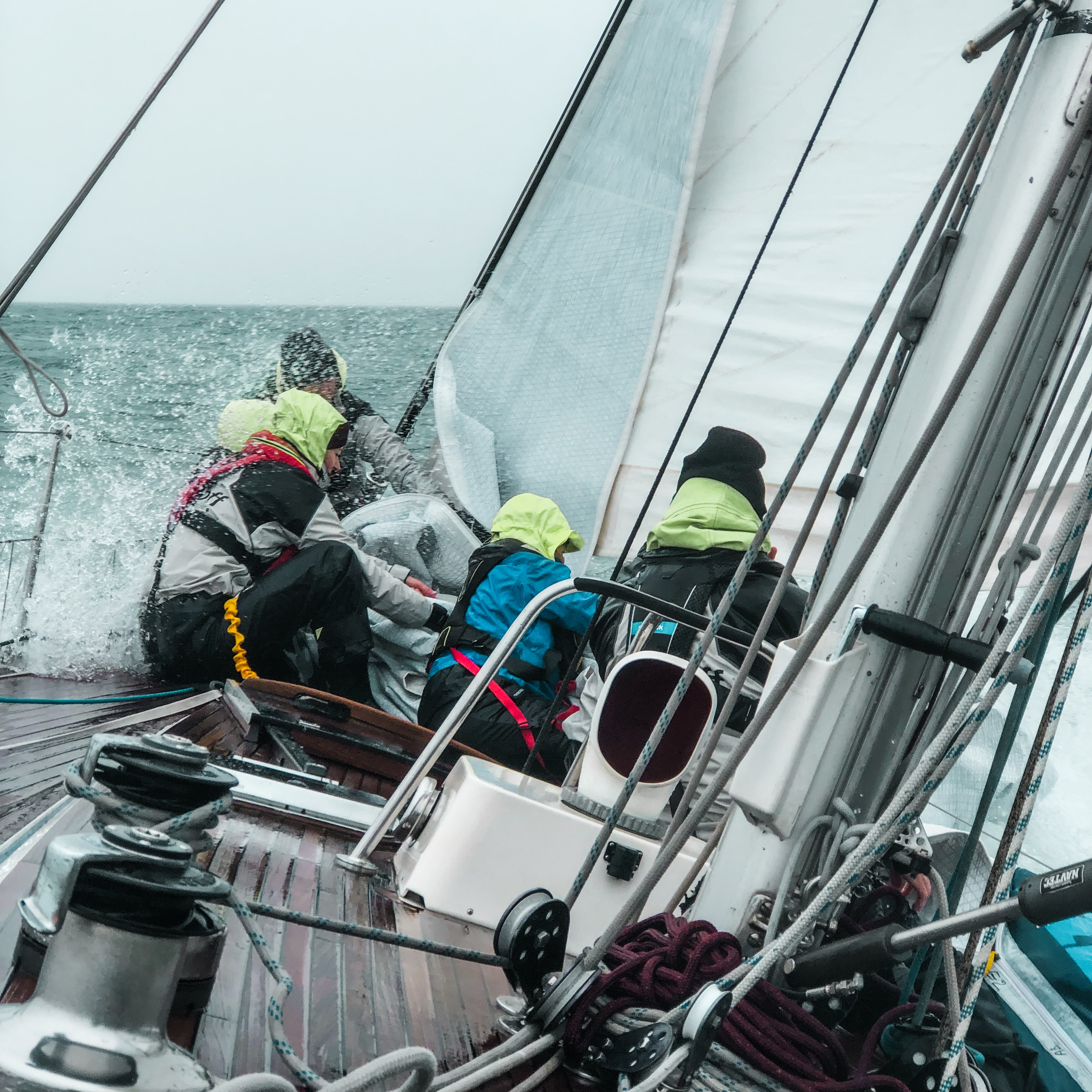 Belgische all-female zeilploeg aan de start van Fastnet Race 2025