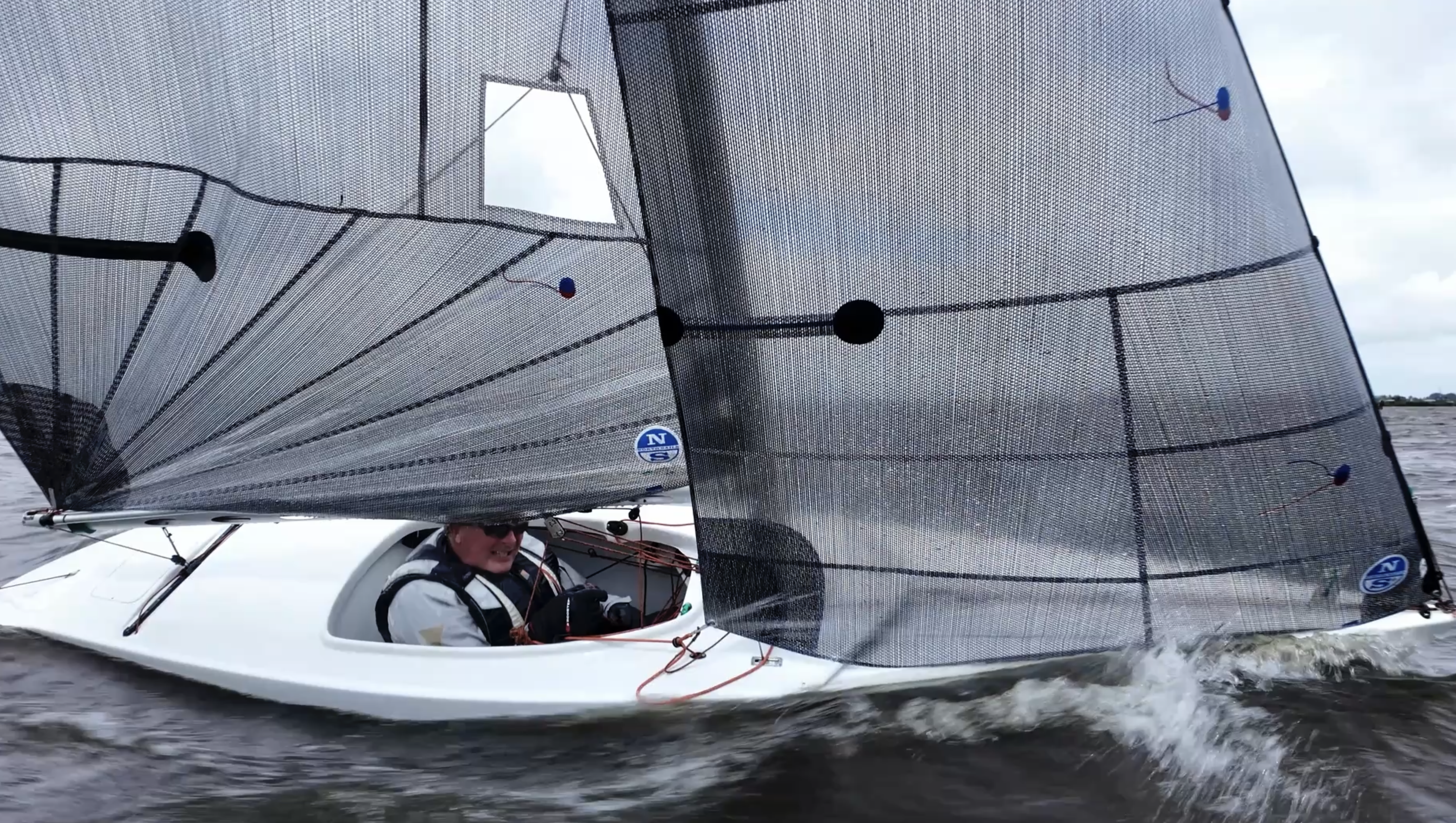 Klaas Ruigewaard (62) debuteert in 2.4mR klasse