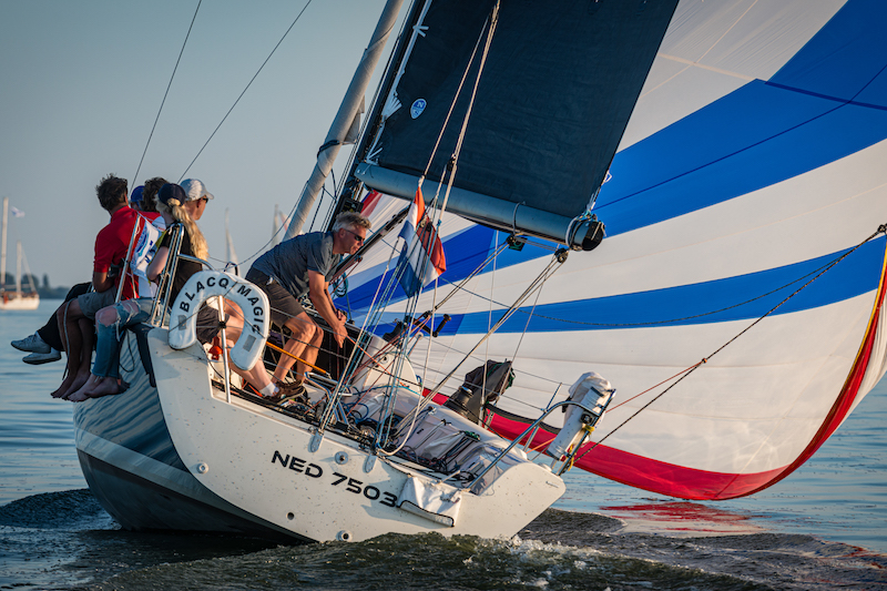 Kustzeilers 24 uurs Zeilrace gooit voor 60e keer de trossen los