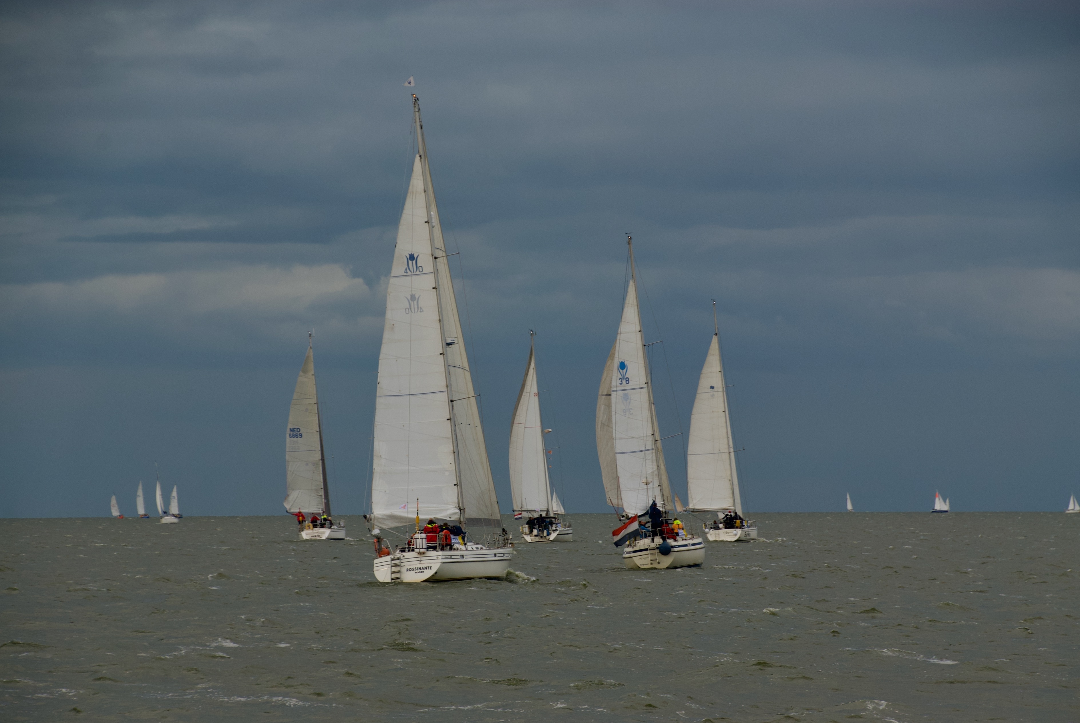 24 uurs Zeilrace start met zware buien en forse windvlagen