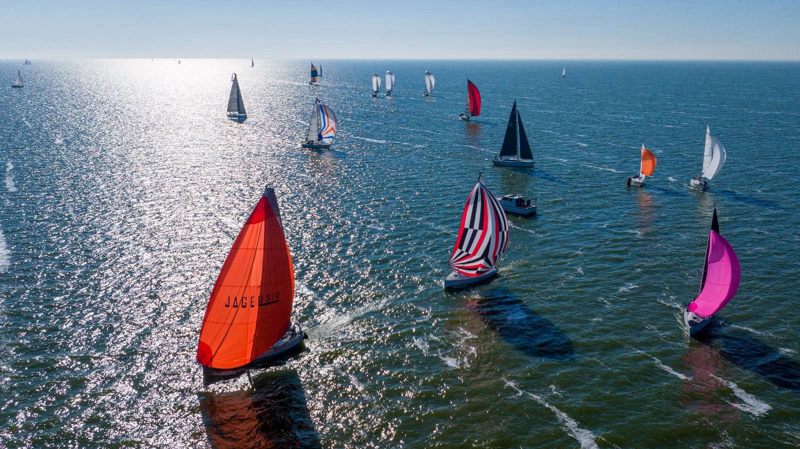 Orkaan Humberto houdt zeilevenementen in zijn greep