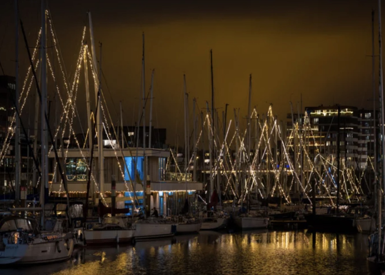 Jachtclub Scheveningen laat 'lichtjes' in masten branden
