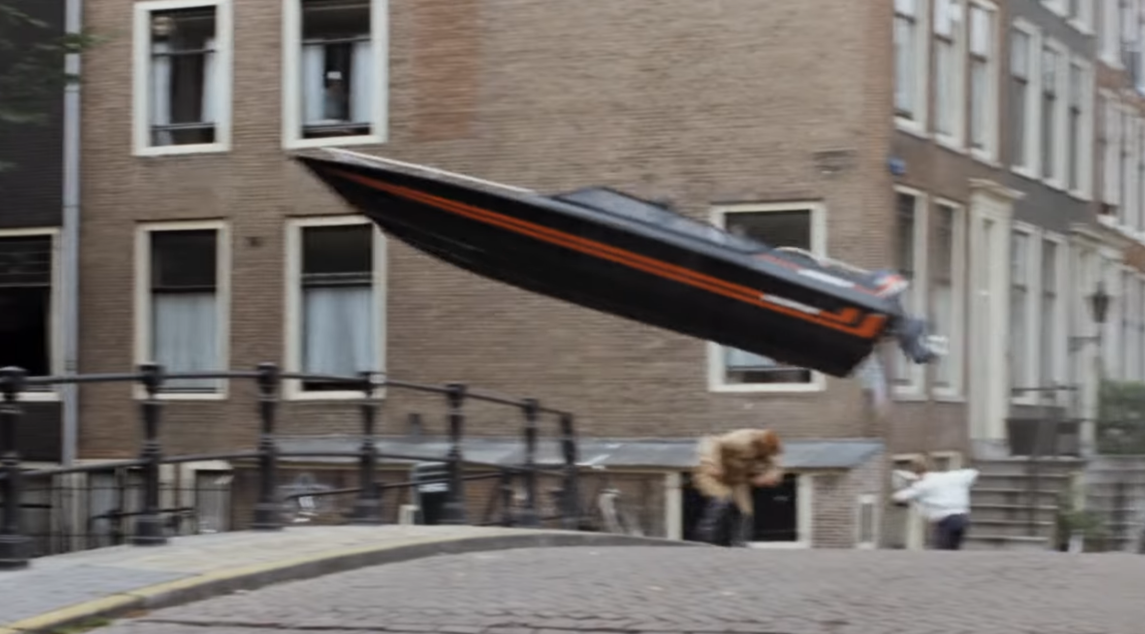 Zwarte stuntboot 'Amsterdamned 1' boven water