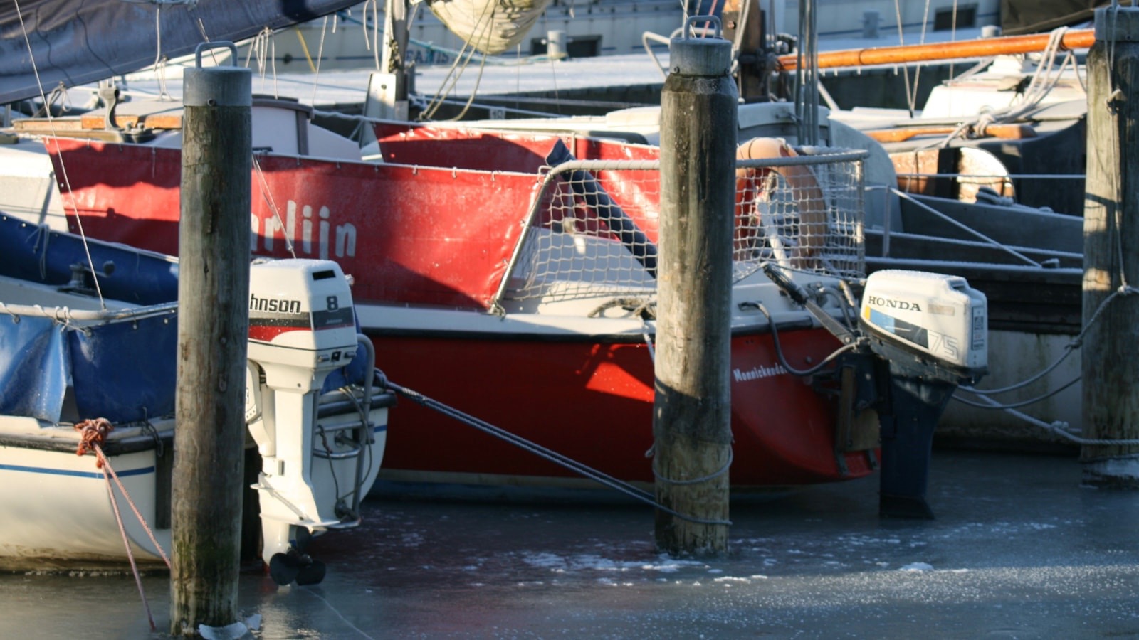 Boten gebukt onder winterse omstandigheden 