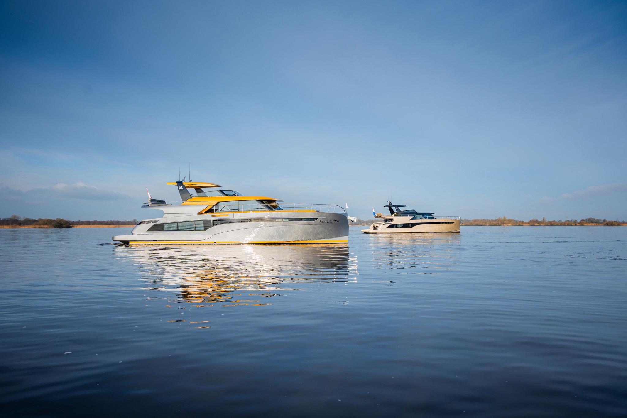 Super Lauwersmeer met twee unieke schepen op Motorboot Sneek
