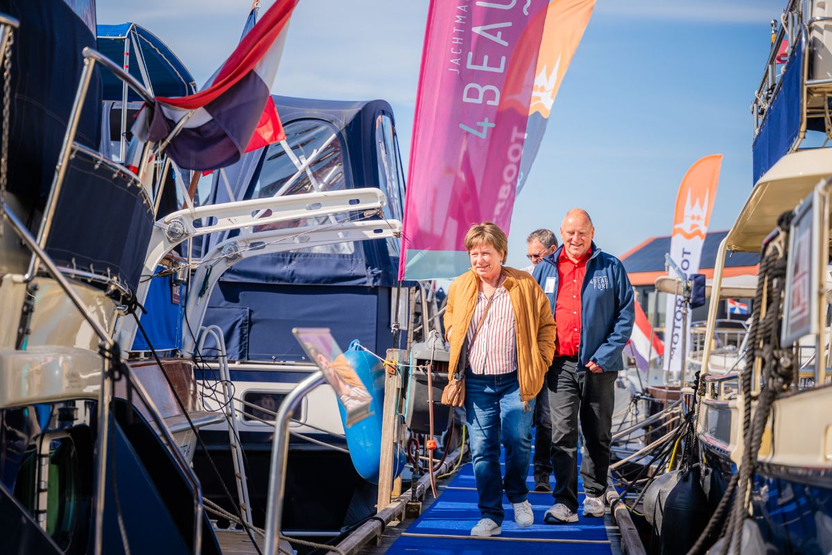 Motorboot Sneek luidt vaarseizoen in 