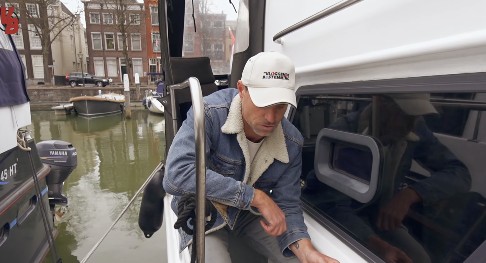 Vlogger Kees gooit 'vloeibaar goud' in watertank van boot