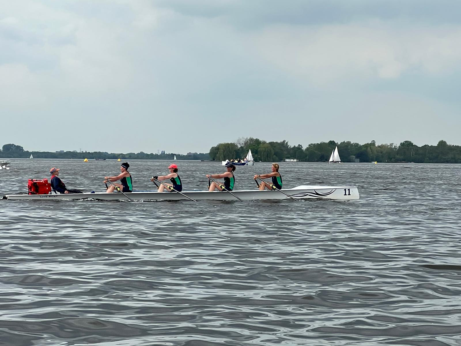 Weeralarm hindert Coastal Roeiers niet op Loosdrecht     