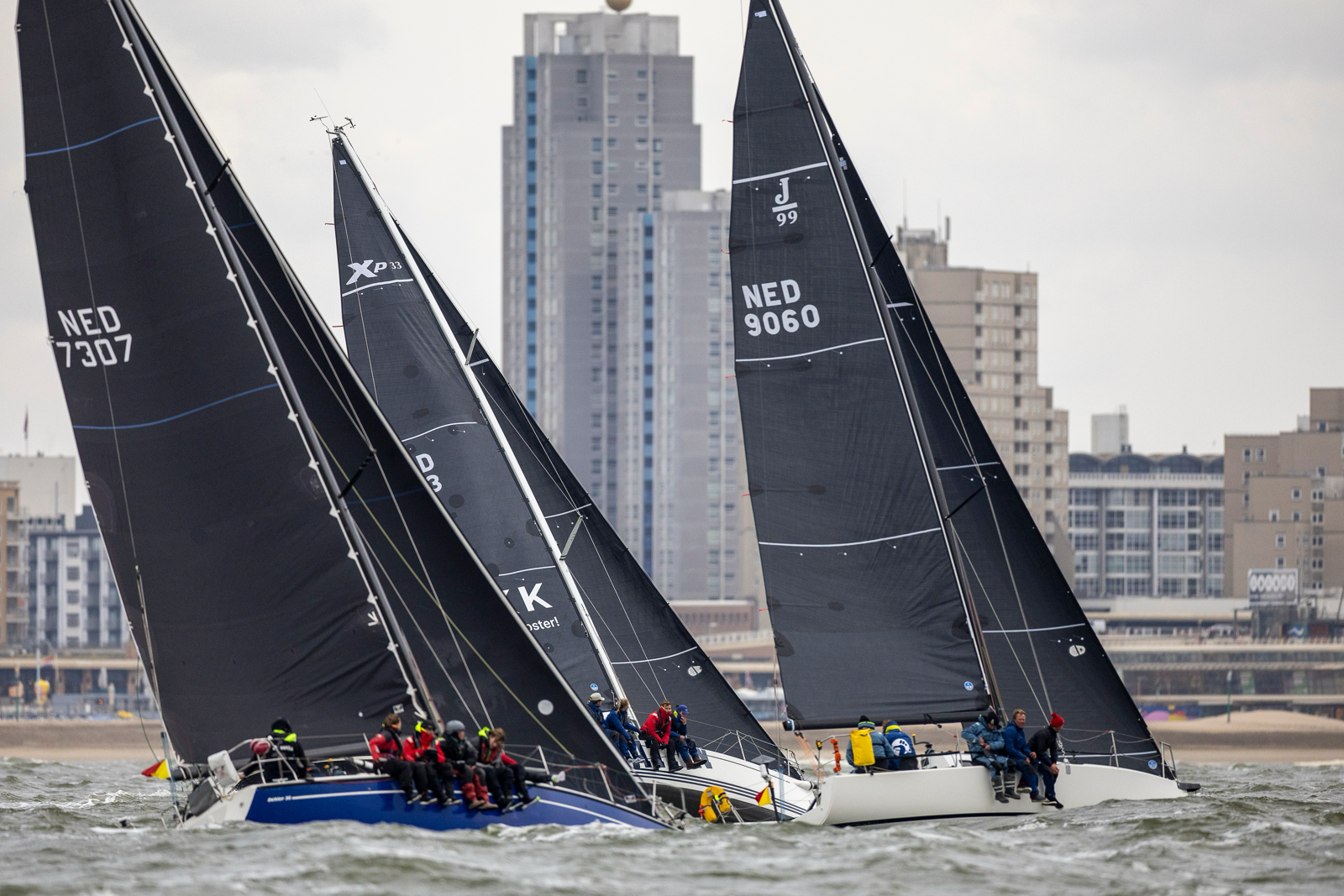 Vuurschepenrace kent pittige start